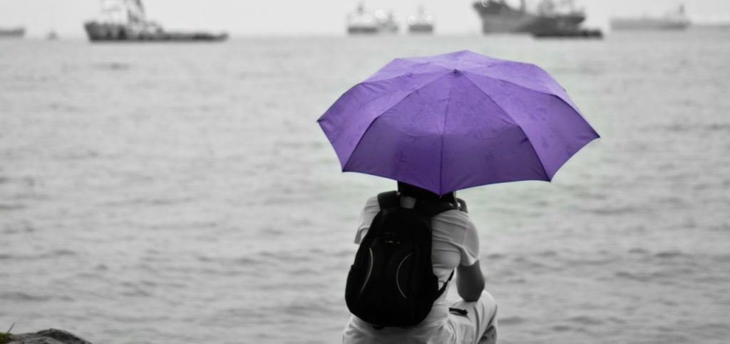 Representación de la prevención y seguridad personal en entornos urbanos.