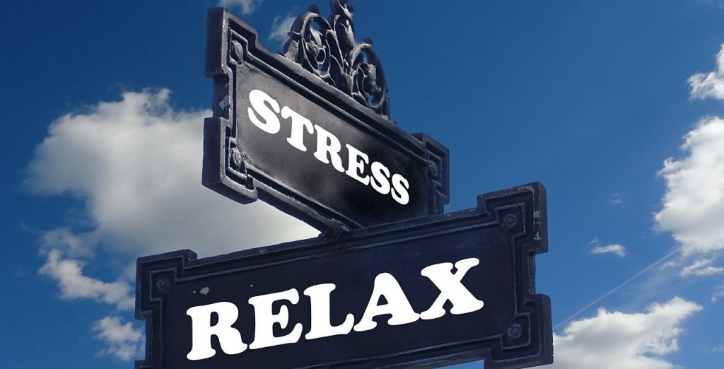 Cartel conceptual indicando el camino de la gestión del estrés hacia la relajación.